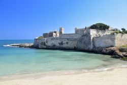 La spiaggia di Porto Ghiacciolo a Monopoli, Puglia. Situata ai piedi dell'abbazia di Santo Stefano (sullo sfondo della foto), questa caletta presenta una larga distesa di sabbia lambita ...