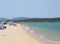 La spiaggia di Porto Pollo in Sardegna - © brunobarbato, CC BY 3.0, Wikipedia