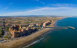 La spiaggia di Porto Saplaya rimane a nord di Valencia in Spagna