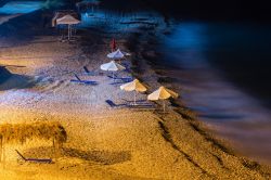 La spiaggia di Potami Beach fotografata di notte, ad Himare in Albania