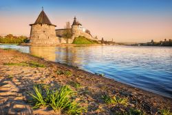 La spiaggia di Pskov sulle sponde del fiume Velikaja nei pressi del cremlino, Russia.



