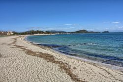 La spiaggia di Pula in Sardegna, proprio accanto al sito archeologico di Nora.