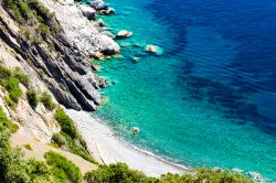 La spiaggia di Punta Nera si trova a 2 km da Chiessi, Isola d'Elba