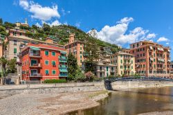La spiaggia di Recco (Genova) e le belle case colorate in riva al mare della Liguria.
