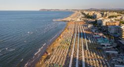 La spiaggia di riccione al tramonto, sullo sfondo Cattolica ed il promontorio di Gabicce Mare - © MC MEDIASTUDIO / Shutterstock.com