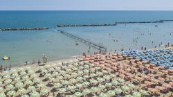La spiaggia di Riccione sulla Rivera Romagnola in Emilia-Romagna. In estate è una delle mete balneari più frequentate d'Italia.
