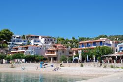 La spiaggia di Rousoum Gialos a Alonissos. Il villaggio di Rousoum era un tempo il luogo dedicato all'esportazione del vino - © David Fowler / Shutterstock.com