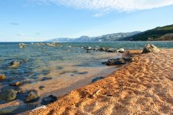 La spiaggia di sabbia grossa e ciottoli a Cala Gonone in Sardegna