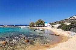 La spiaggia di Saint George sull'isola di Antiparos, Cicladi, Grecia, lambita da acqua blu cobalto.
