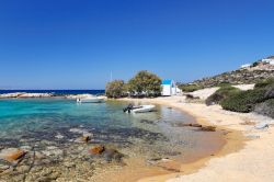 La spiaggia di Saint George sull'isola di Antiparos, Cicladi, Grecia, lambita da acqua blu cobalto.
