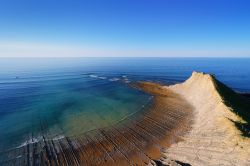 La spiaggia di Sakoneta vista dall'alto nella regione di Guipuzcoa, Paesi Baschi. Noto per la bassa marea, questo tratto di costa è uno dei più suggestivi di tutto il paese. ...