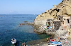 Spiaggia di Salina nei pressi di Pollara, Sicilia - In questo tratto di litorale vennero girate alcune scende del Postino, il film di Massimo Troisi © Valerio D'Ambrogi / Shutterstock.com ...