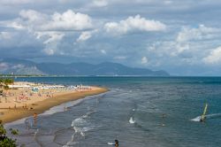 La spiaggia di San Felice Circeo nel Lazio si apre a sud del promontorio - © Francesco Cantone / Shutterstock.com