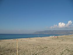 La spiaggia di San Ferdinando in Calabria Von GJo - Eigenes Werk, CC BY-SA 3.0, Link