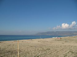 La spiaggia di San Ferdinando in Calabria Von GJo - Eigenes Werk, CC BY-SA 3.0, Link