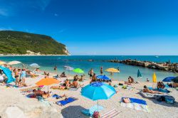 La spiaggia di San Michele a Sirolo, sulla riviera del Conero nelle Marche - © Eddy Galeotti / Shutterstock.com