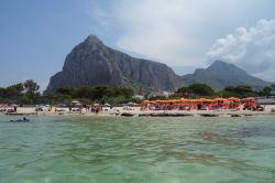 La spiaggia di San Vito lo Capo e il Monte Monaco di sfondo (Sicilia).
