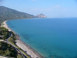 La spiaggia di Sant'Ambrogio e il promontorio di Cefalù all'orizzonte, siamo nel nord della Sicilia