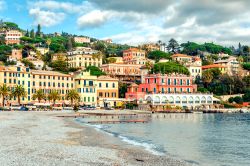 La spiaggia di Santa Margherita Ligure in bassa stagione - © Alexander Tihonov / Shutterstock.com