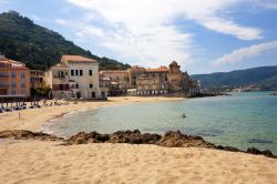 La spiaggia di Santa Maria a Castellabate, Campania, Italia. Con un'estensione di circa 19 chilometri lungo il mare, Castellabate si presenta con una costa decisamente variegata e frastagliata ...