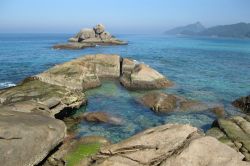 La spiaggia di Sant'Antonio a Ilha Grande, Rio de Janeiro, Brasile. E' una delle 106 spiagge che caratterizzano il litorale di quest'isola che un tempo ospitava una prigione politica ...