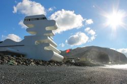 La spiaggia georgiana di Sarpi al confine con la Turchia. L'edificio dalle forme futuristiche è il valico di frontiera - © Sashko Tkachenko / Shutterstock.com