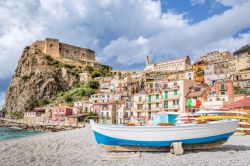 La Spiaggia di Scilla con Castello Ruffo, siamo nel territorio dell'Aspromonte in Calabria - © mRGB / Shutterstock.com