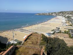 La spiaggia di Serapo a Gaeta fotografata dal Parco regionale di Monte Orlando nel Lazio - © Lucamato / Shutterstock.com