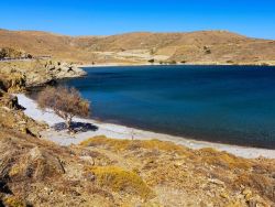 La spiaggia di Stenò a Astypalea nel Dodecanneso. Il nome significa "stretto": si tratta infatti di una piccola lingua di sabbia con ombrelloni e sdraio che trova posto nella ...