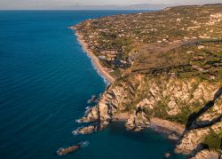 La Spiaggia di Tono si trova appena a nord di Capo Vaticano in Calabria: qui la vediamo al tramonto