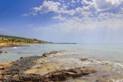 La spiaggia di Torre Vado nel Salento, provincia di Lecce in Puglia. Il mare della costa ionica è famoso per le sue acque limpide ed i bassi fondali