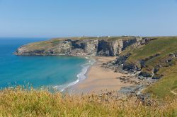 La spiaggia di Trebarwith in Cornovaglia in estate: siamo vicino a Tintagel.