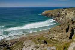 La spiaggia di Treknow vicino a Tintagel (Cornovaglia) con le onde dell'Oceano Atlantico.