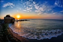 La spiaggia di Tuzla, all'alba, costa del Mar Nero in Romania