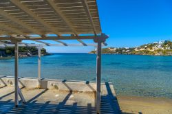La spiaggia di Vari a Syros, Cicladi, Grecia. E' situata nella parte sud est dell'isola ed è una delle più indicate per le famiglie con bambini perchè la più ...