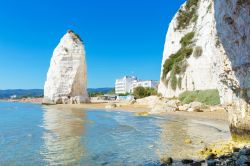 La spiaggia di Vieste nei pressi del celebre Pizzomunno il bianco faraglione del Gargano in Puglia