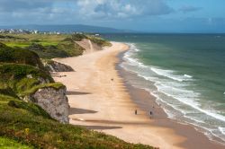 La spiaggia di Whiterocks Beach a Portrush in Irlanda del nord, una delle location del film Artemis Fowl 
