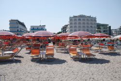 La spiaggia e gli alberghi di Milano Marittima, rivera romagnola - © simona flamigni / Shutterstock.com