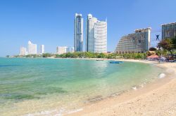 La spiaggia e gli alberghi di Pattaya, celebre località turistica della Thailandia