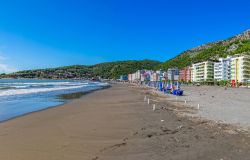 La spiaggia e gli hotel di San Giovanni di Medua, la località di Shengjin in Albania  - © OPIS Zagreb / Shutterstock.com