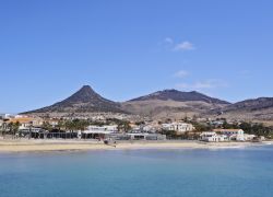 La spiaggia e i coni vulcanici ormai estinti dell'isola di Porto Santo, 1000 km a sud della costa del Portogallo.