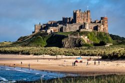 La spiaggia e il Castello di Bamburgh nel Northumberland in Inghilterra - © Philip Bird LRPS CPAGB / Shutterstock.com