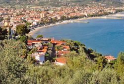 La spiaggia e il centro di Diano Marina sulla riviera ligure di ponente