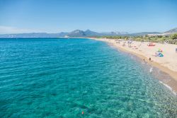 La spiaggia e il mare limpido di Cala Gonone in Sardegna - © AlePana / Shutterstock.com