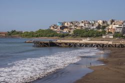 La spiaggia e il molo di Gamboa nella città di Praia, capoluogo di Santiago e capitale di Capo Verde.