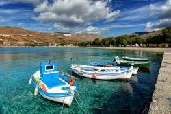 La spiaggia e il piccolo porto di Aegiali, siamo sull'isola di Amorgos in Grecia, arcipelago delle Cicladi