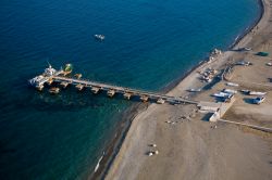 La spiaggia e il pontile sul mare a Marina di Patti in Sicilia