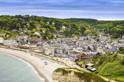 La spiaggia e il villaggio di Etretat, Alta Normandia - © StevanZZ / Shutterstock.com