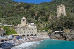 La spiaggia e la baia di San Fruttuoso vicino a Portofino in Liguria - © Francesco Bonino / Shutterstock.com