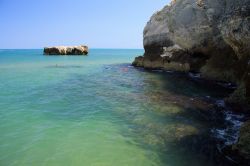 La spiaggia e la grotta di Manaccora vicino a Peschici sul Gargano